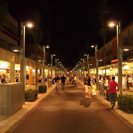 Vibrant In Center * Bibione