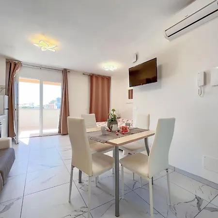 Vibrant In Center Apartment