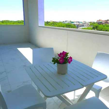 Vibrant In Center Apartment *