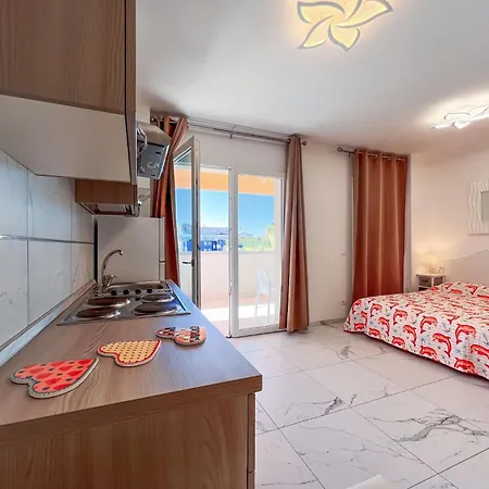 Vibrant In Center Apartment