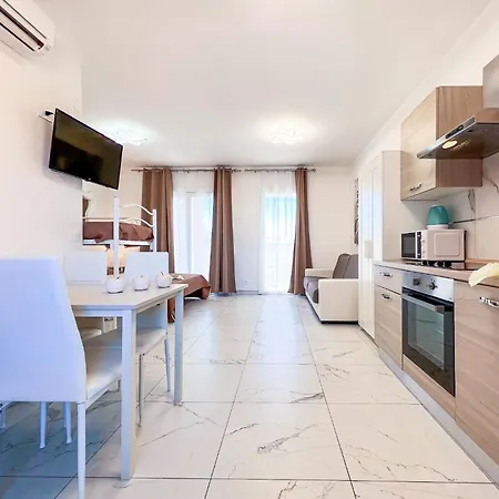Vibrant In Center Apartment *